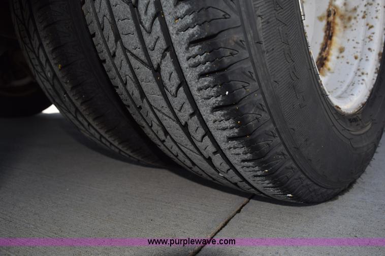 image for item L5752 2006 Ford E350 Super Duty bus