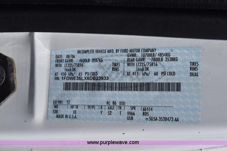 image for item L5752 2006 Ford E350 Super Duty bus