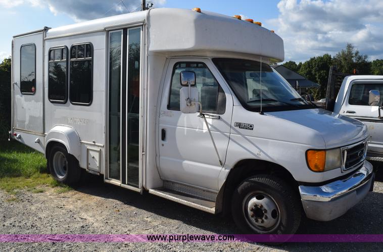 image for item L5753 2003 Ford E350 Super Duty bus