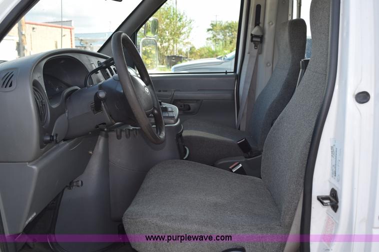 image for item L5753 2003 Ford E350 Super Duty bus
