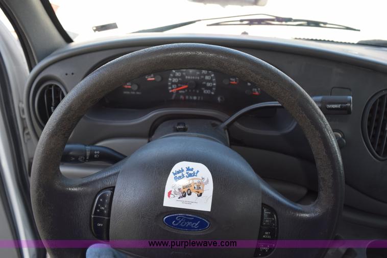 image for item L5753 2003 Ford E350 Super Duty bus