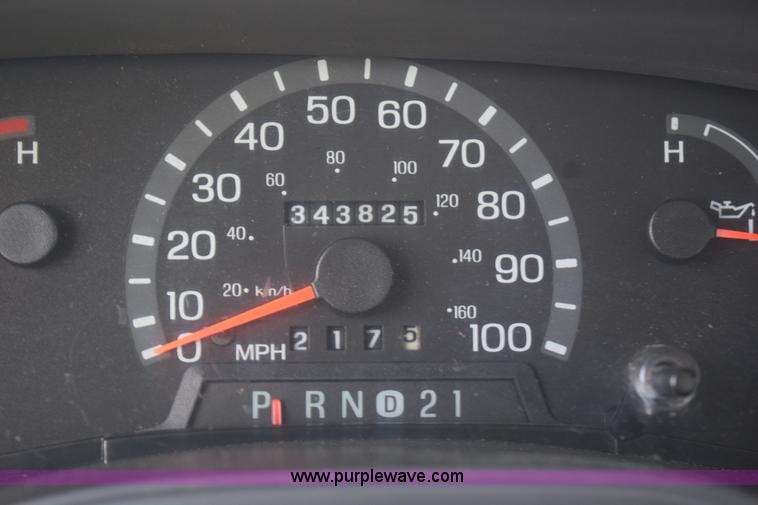 image for item L5753 2003 Ford E350 Super Duty bus