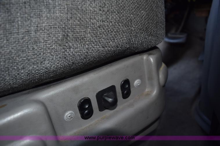 image for item L5753 2003 Ford E350 Super Duty bus