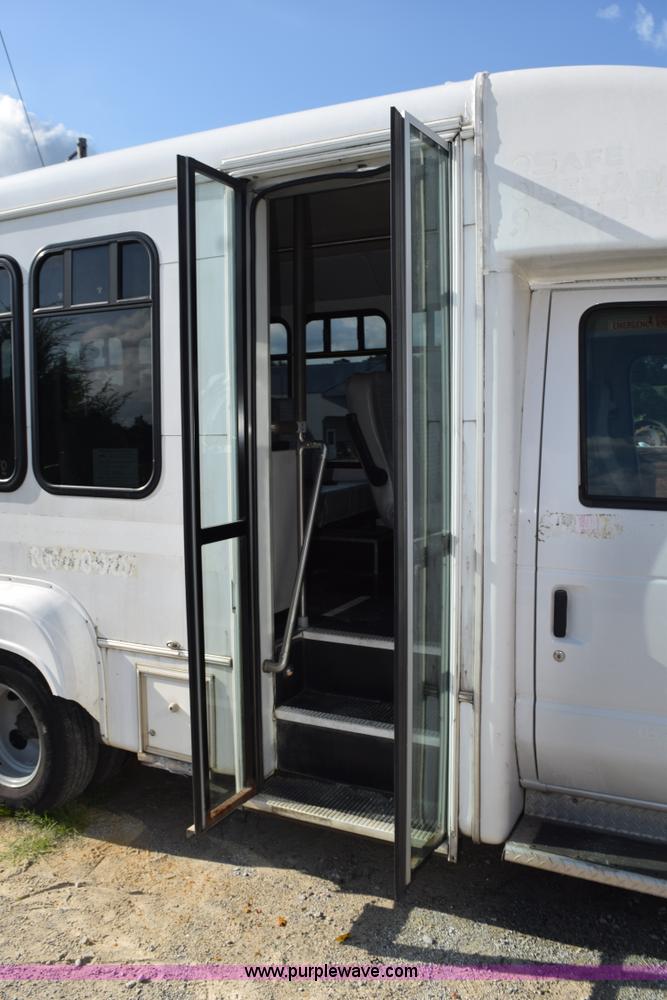 image for item L5753 2003 Ford E350 Super Duty bus