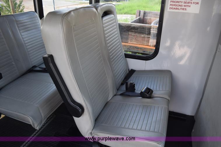 image for item L5753 2003 Ford E350 Super Duty bus