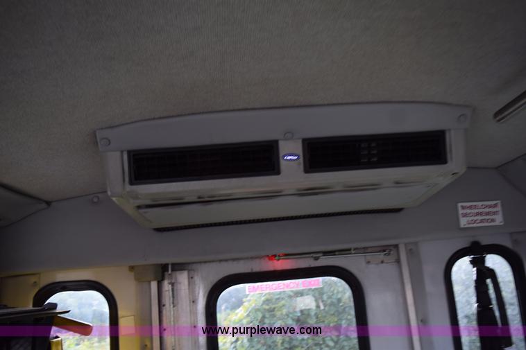 image for item L5753 2003 Ford E350 Super Duty bus