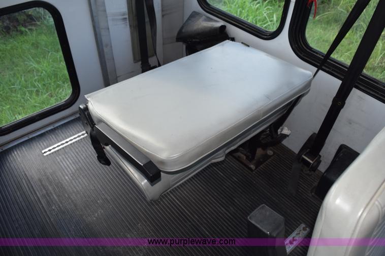 image for item L5753 2003 Ford E350 Super Duty bus