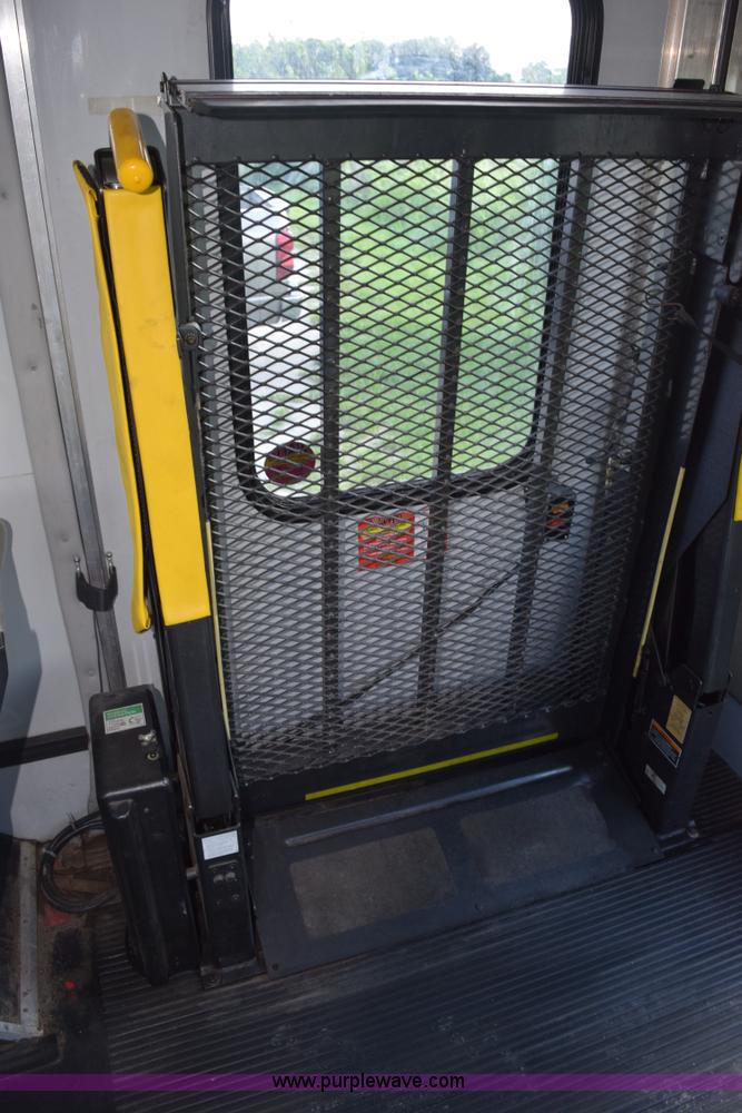 image for item L5753 2003 Ford E350 Super Duty bus