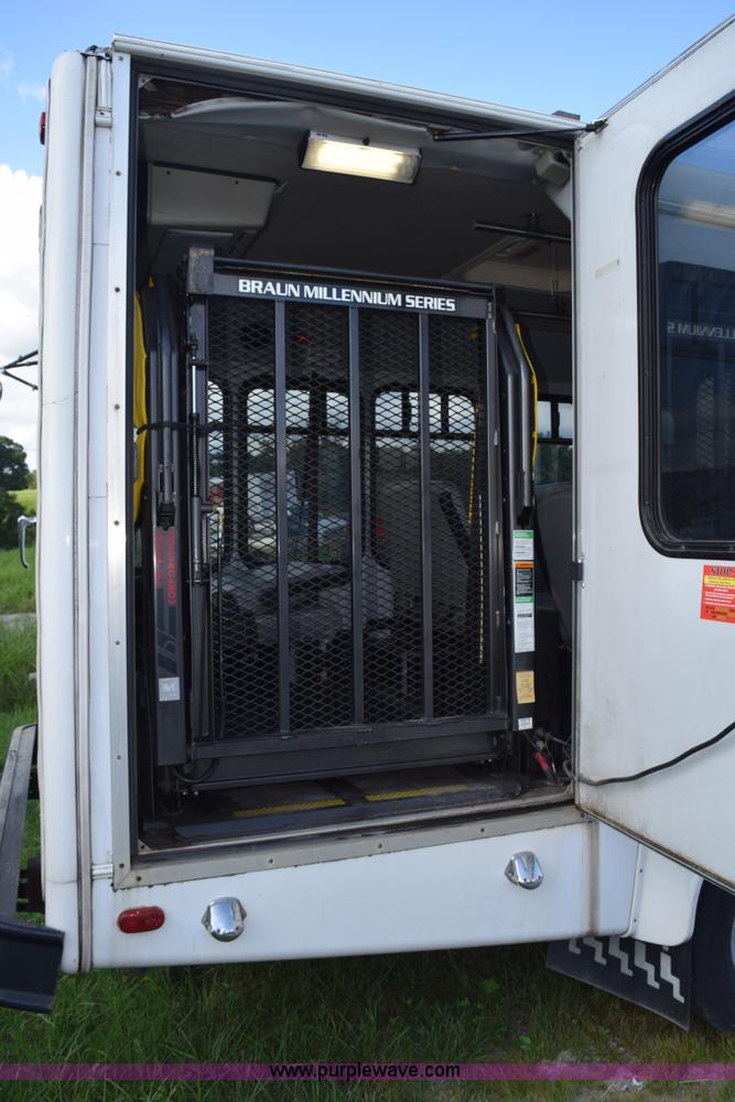 image for item L5753 2003 Ford E350 Super Duty bus