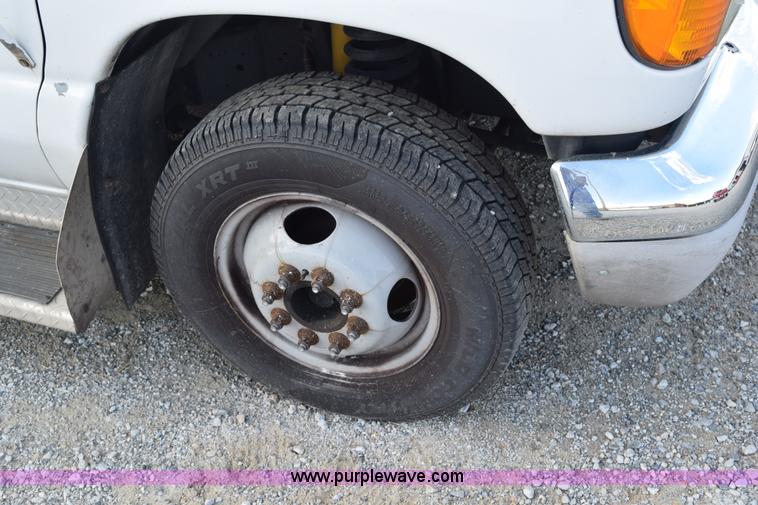 image for item L5753 2003 Ford E350 Super Duty bus