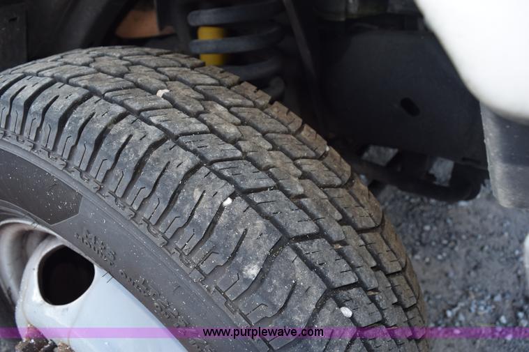 image for item L5753 2003 Ford E350 Super Duty bus