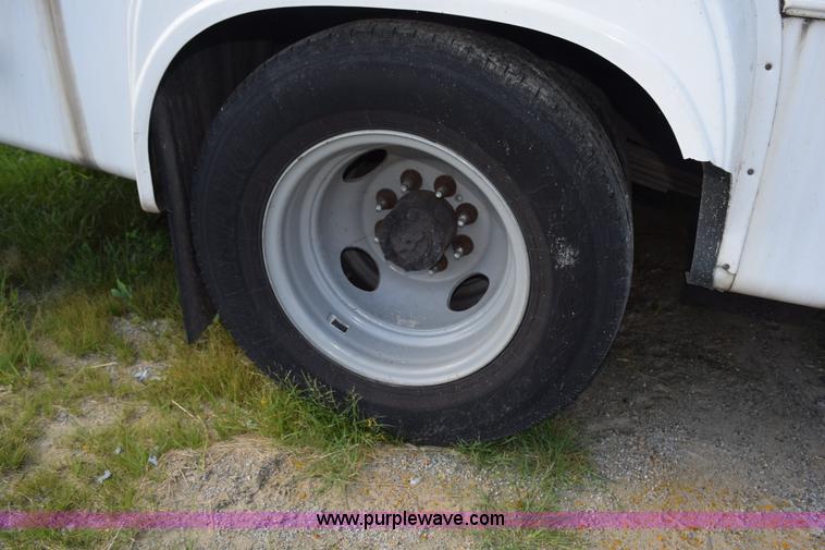 image for item L5753 2003 Ford E350 Super Duty bus