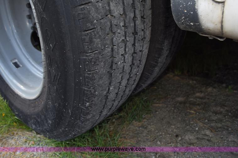 image for item L5753 2003 Ford E350 Super Duty bus