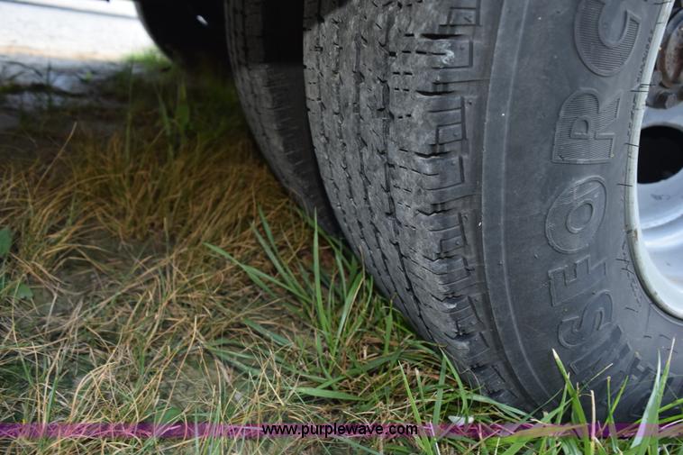 image for item L5753 2003 Ford E350 Super Duty bus