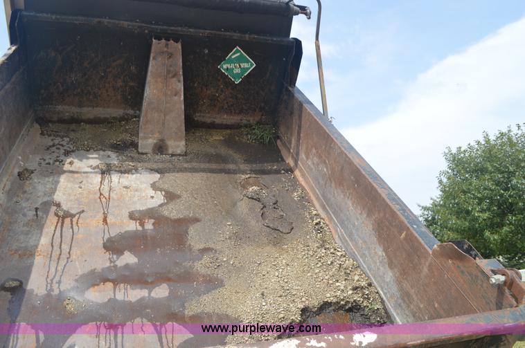 image for item BM9328 2005 Ford F750 Super Duty dump truck