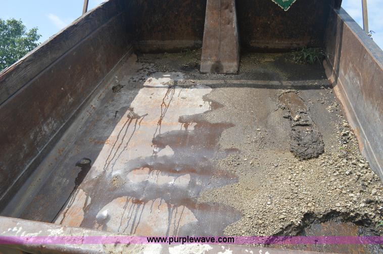 image for item BM9328 2005 Ford F750 Super Duty dump truck