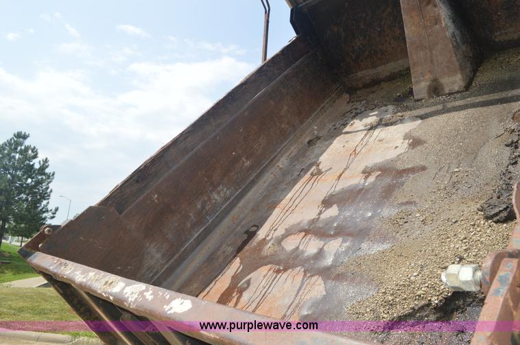 image for item BM9328 2005 Ford F750 Super Duty dump truck