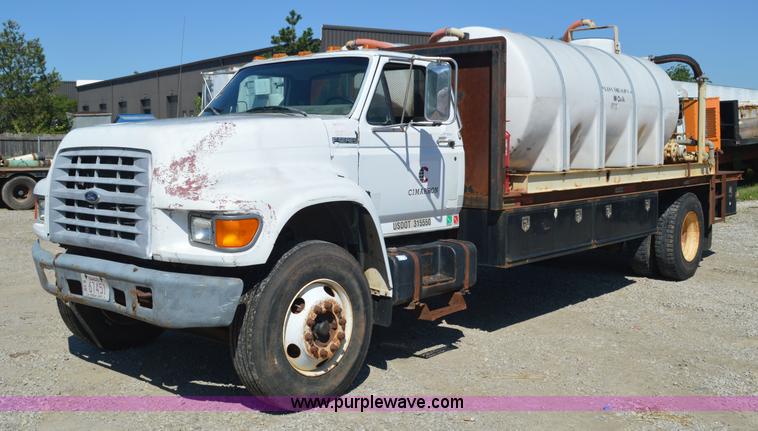 image for item BM9331 1999 Ford F800 flat bed truck with mud mixer
