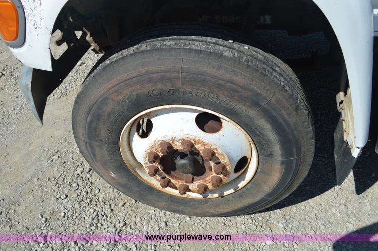 image for item BM9331 1999 Ford F800 flat bed truck with mud mixer