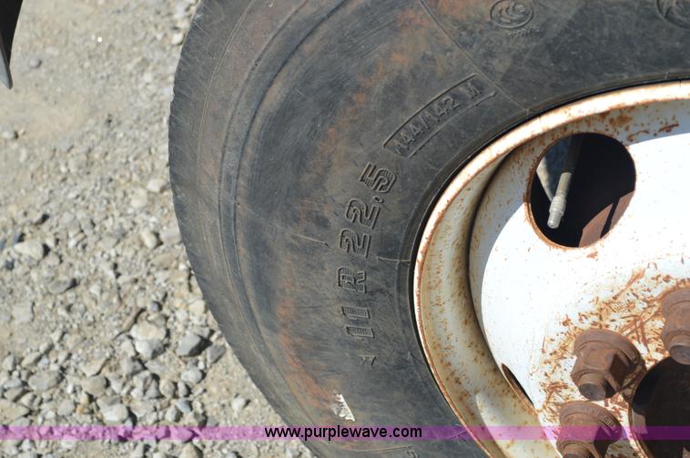 image for item BM9331 1999 Ford F800 flat bed truck with mud mixer