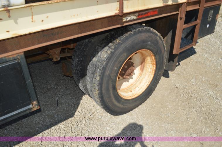 image for item BM9331 1999 Ford F800 flat bed truck with mud mixer