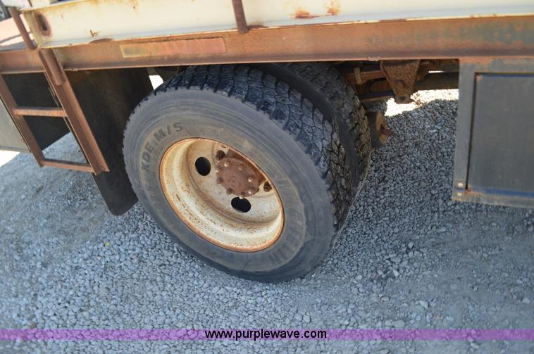 image for item BM9331 1999 Ford F800 flat bed truck with mud mixer