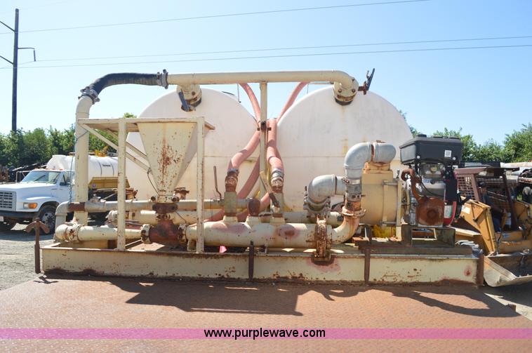 image for item BM9331 1999 Ford F800 flat bed truck with mud mixer