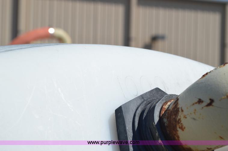 image for item BM9331 1999 Ford F800 flat bed truck with mud mixer