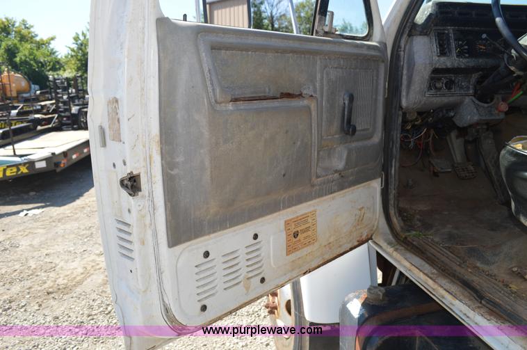 image for item BM9331 1999 Ford F800 flat bed truck with mud mixer