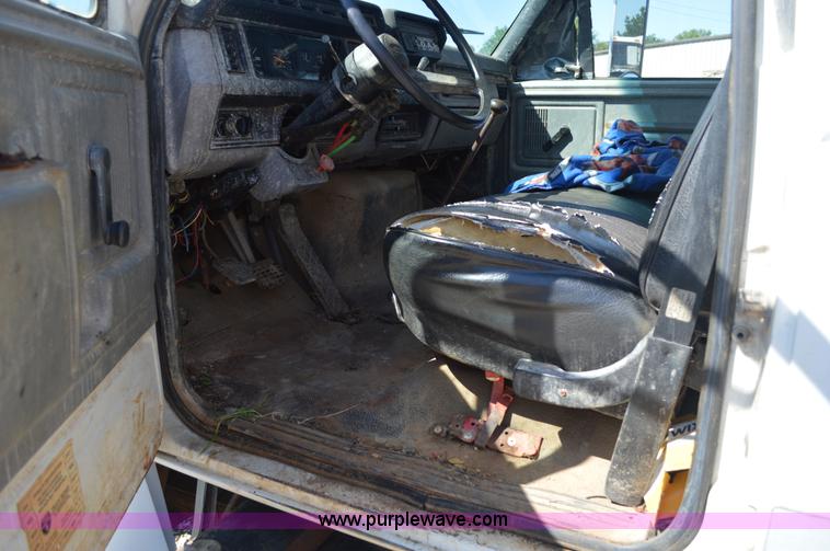 image for item BM9331 1999 Ford F800 flat bed truck with mud mixer