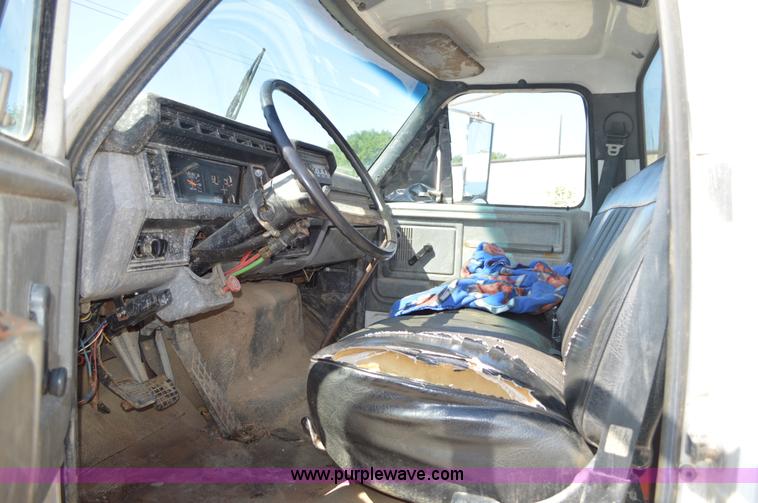 image for item BM9331 1999 Ford F800 flat bed truck with mud mixer