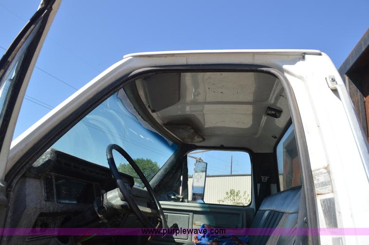 image for item BM9331 1999 Ford F800 flat bed truck with mud mixer