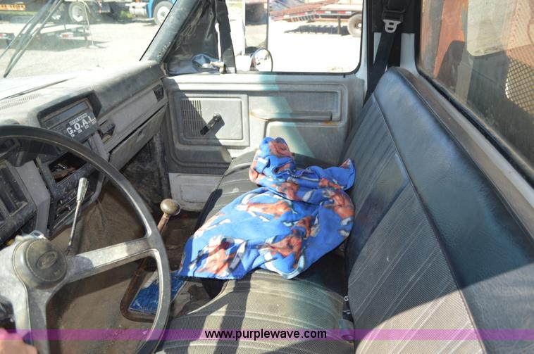 image for item BM9331 1999 Ford F800 flat bed truck with mud mixer