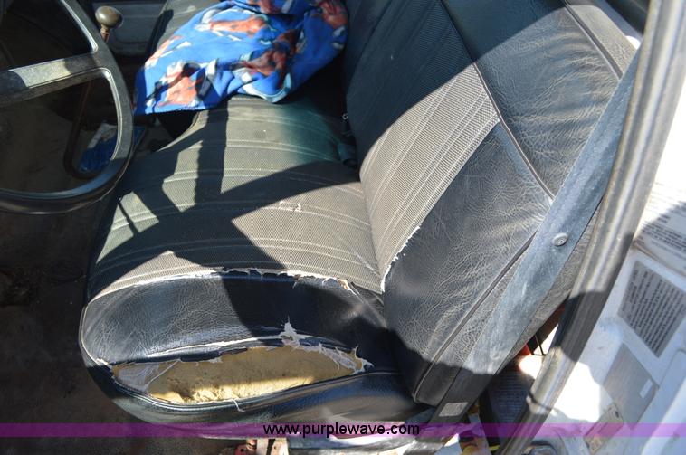 image for item BM9331 1999 Ford F800 flat bed truck with mud mixer