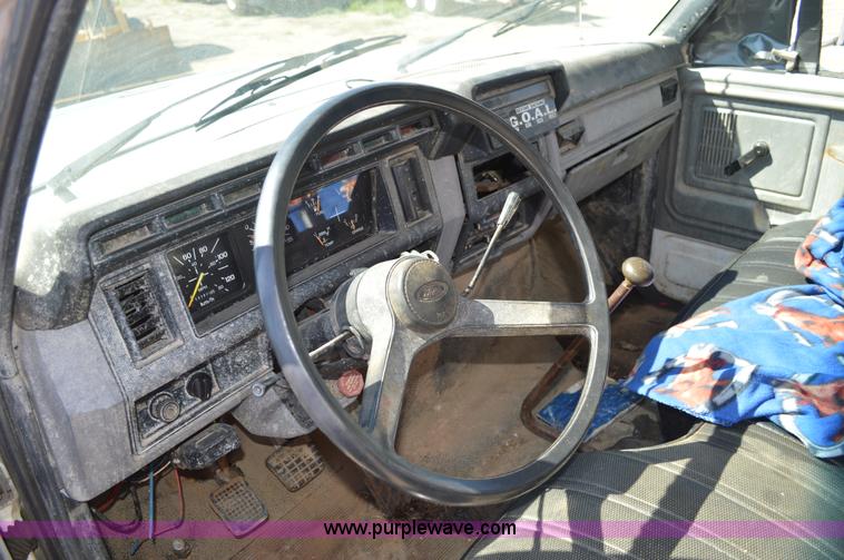 image for item BM9331 1999 Ford F800 flat bed truck with mud mixer