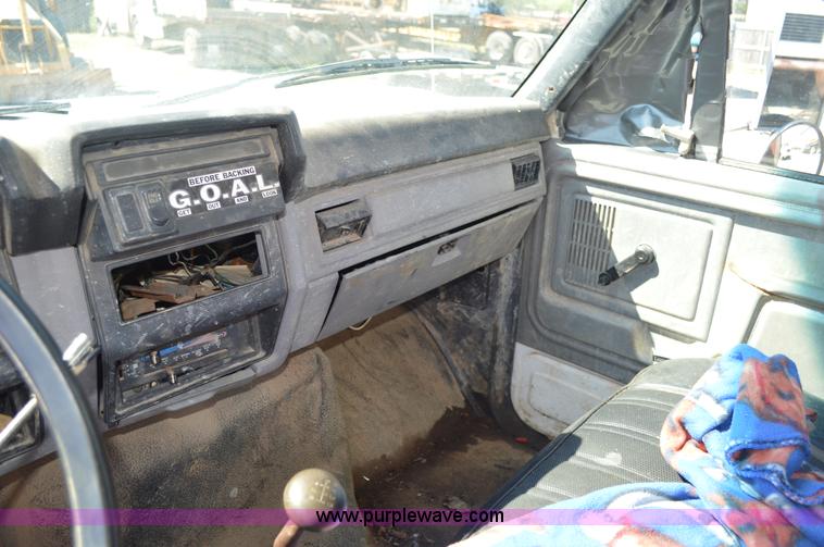 image for item BM9331 1999 Ford F800 flat bed truck with mud mixer