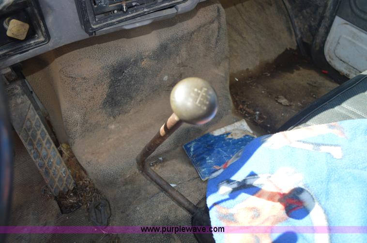 image for item BM9331 1999 Ford F800 flat bed truck with mud mixer