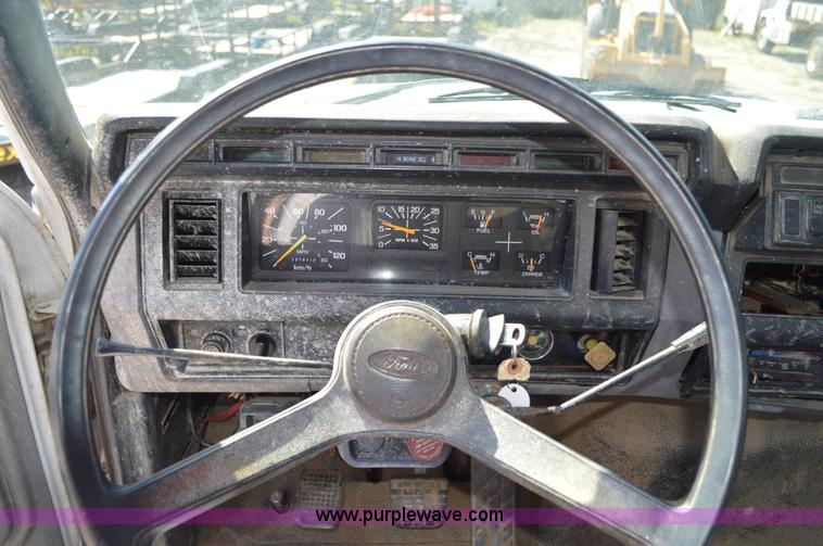 image for item BM9331 1999 Ford F800 flat bed truck with mud mixer