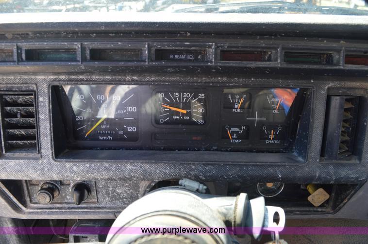 image for item BM9331 1999 Ford F800 flat bed truck with mud mixer