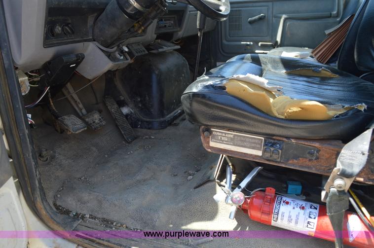 image for item BM9333 1998 Ford F800 Super Duty flatbed truck with mud mixer