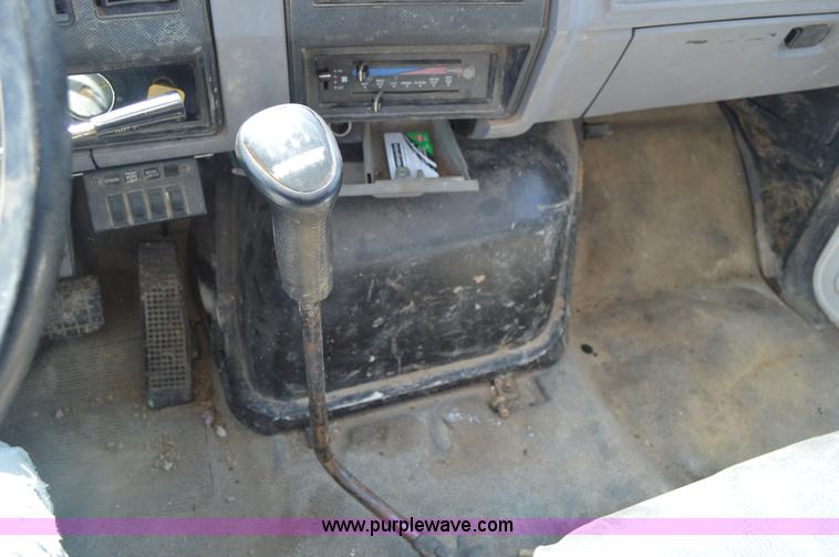 image for item BM9333 1998 Ford F800 Super Duty flatbed truck with mud mixer