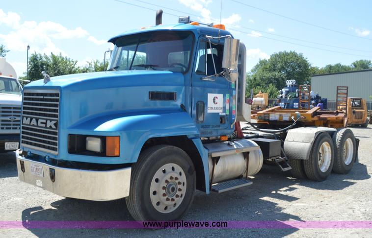 image for item BM9334 1997 Mack CH613 semi truck