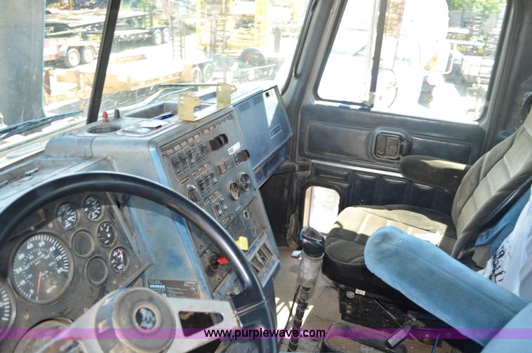 image for item BM9334 1997 Mack CH613 semi truck