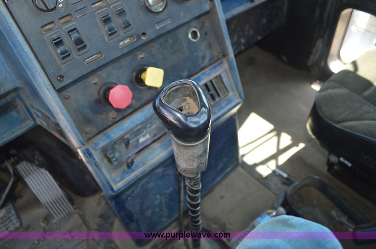 image for item BM9334 1997 Mack CH613 semi truck