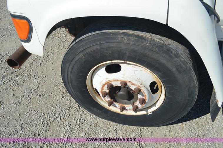 image for item BM9335 1997 Ford F800 flat dump bed truck