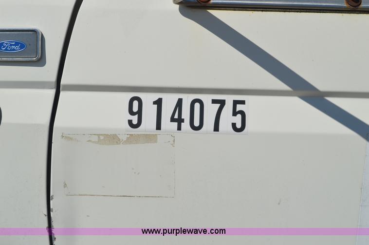 image for item BM9335 1997 Ford F800 flat dump bed truck