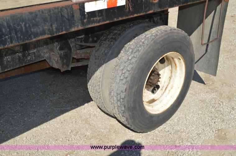 image for item BM9335 1997 Ford F800 flat dump bed truck