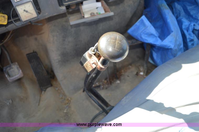 image for item BM9335 1997 Ford F800 flat dump bed truck