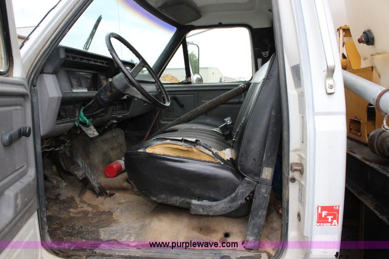 image for item BM9337 1999 Ford F800 flatbed truck with mud mixer