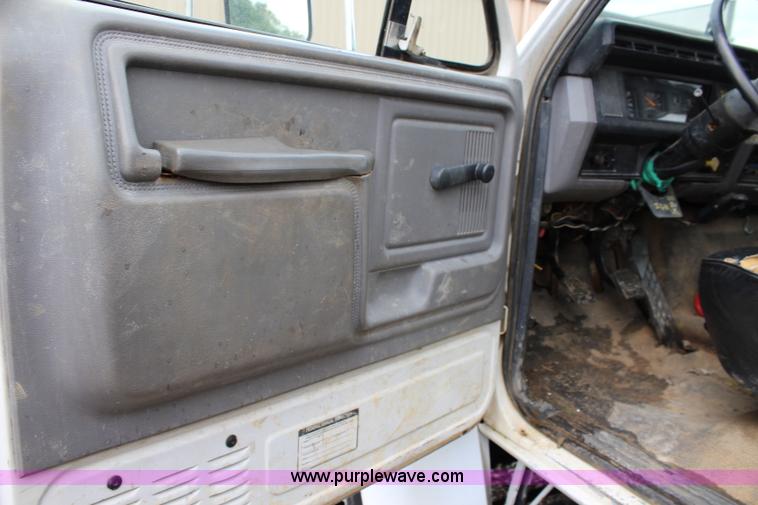 image for item BM9337 1999 Ford F800 flatbed truck with mud mixer